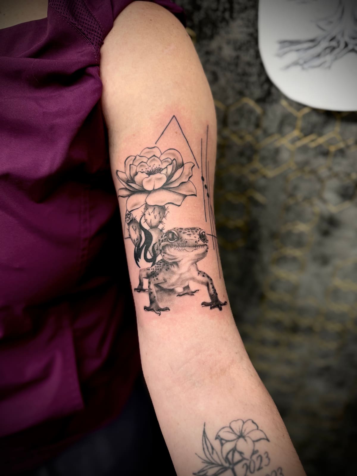 Tatouage réalisé par Nathalie, L'Ascendant — gecko et fleur de lotus