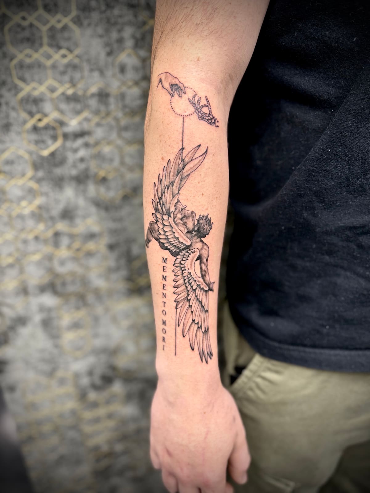 Tatouage réalisé par Nathalie, L'Ascendant — ange et mémento mori