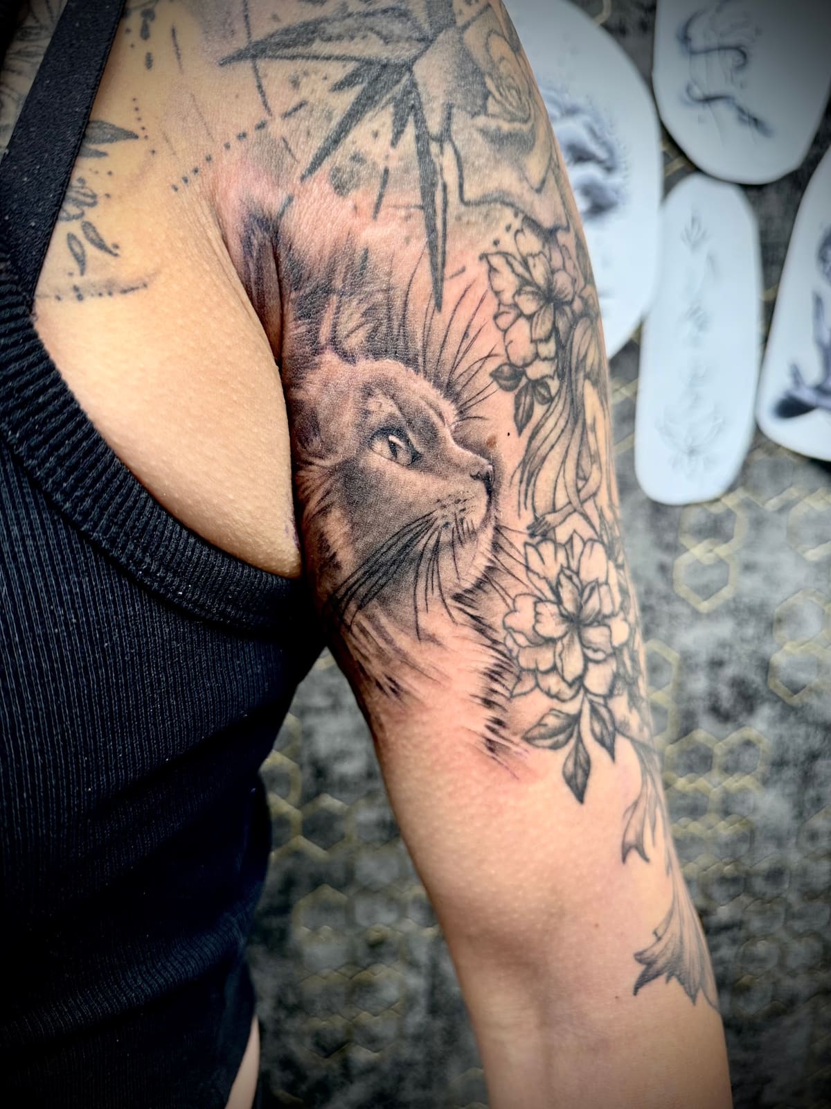 Tatouage réalisé par Nathalie, L'Ascendant — chat et fleurs