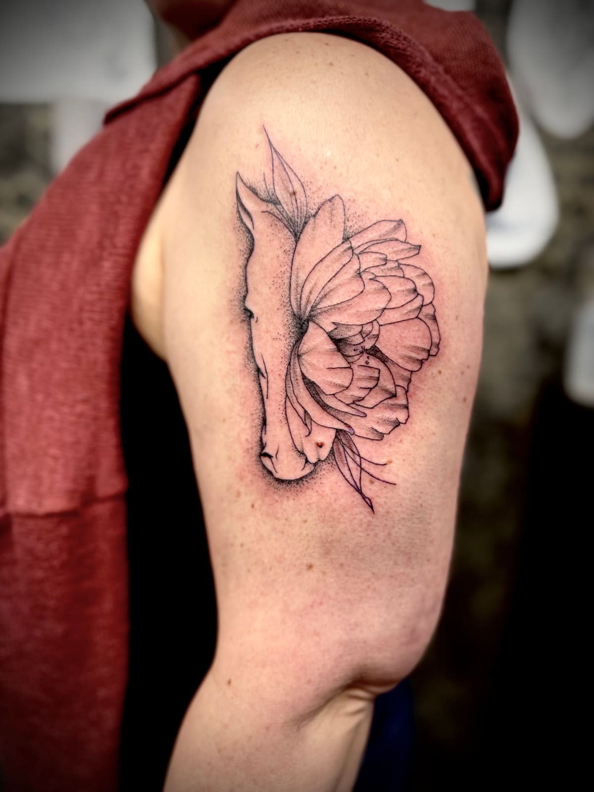 Tatouage réalisé par Nathalie, L'Ascendant — cheval et fleur