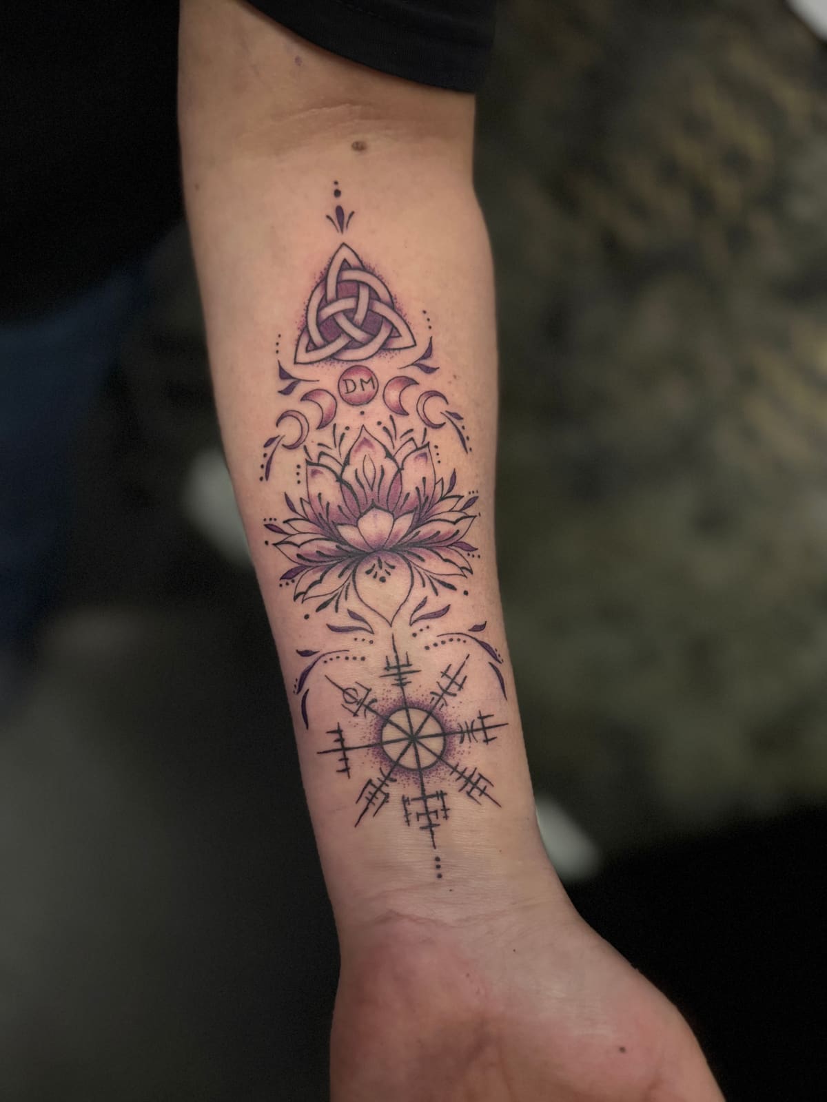 Tatouage réalisé par Nathalie, L'Ascendant — lotus et phases de lune