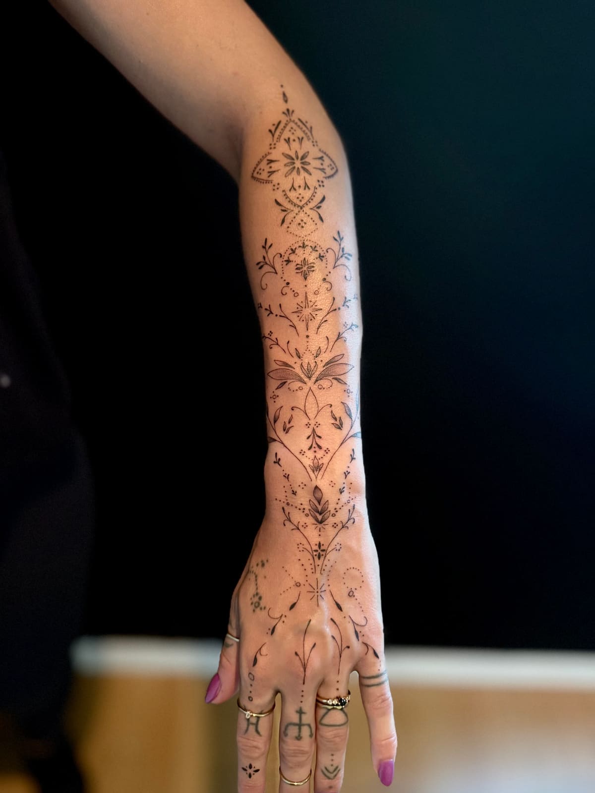 Tatouage réalisé par Nathalie, L'Ascendant — manchette ornementale complète
